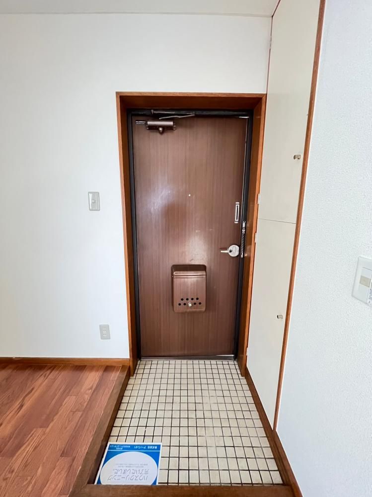【玄関】　玄関横に防水パン(洗濯機置き場)設置済み